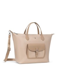 Borsa beige con due manici, una tracolla regolabile e una tasca frontale con chiusura a fibbia.