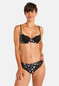 Ensemble en dentelle noire comprenant un soutien-gorge et une culotte avec un imprimé floral ; comprend des bretelles ajustables, des détails floraux et des accents en dentelle texturée.