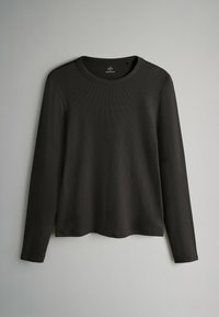 Must värvusega pikkade varrukatega riballinen T-särk, millel on ümmargune kaelus ja pehme tekstuur. Õmblusteta õlavarreosad ja sirge hemidesain, sobib kihiliseks kandmiseks.