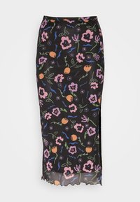 Svart blommig kjol med ett mönster av rosa och orange blommor med gröna blad. Designen inkluderar en sidofrånskiljning och en scalloped nederkant.