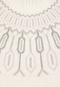 Strickpullover mit cremefarbener Hintergrund und grauen, rosa sowie hellgrauen geometrischen Mustern. Gerippter Kragen und weicher Stoff.