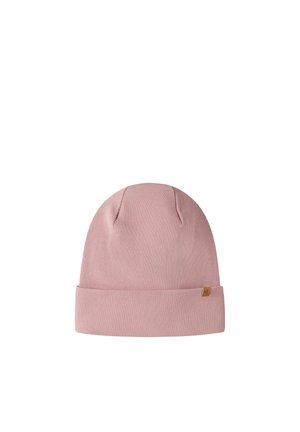 Bonnet en maille côtelée rose avec revers plié et petite étiquette logo marron sur fond blanc uni.