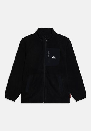 Veste en polaire noire avec fermeture éclair à l'avant, col haut et poche poitrine. Dispose de poches latérales et de détails accents dans une teinte plus foncée.