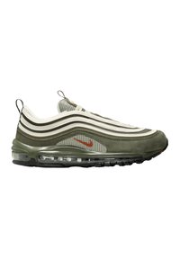 Tenisky Nike Air Max 97 v olivově zelené barvě s bílými pruhy, síťovaným svrškem, černou podrážkou a červeným logem. Hladký semišový vzhled.