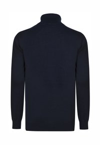 Jersey de color navy con un cuello alto de canalé, mangas largas y una textura suave. La parte trasera es lisa y sin adornos.