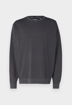 Ciemnoszara bluza z okrągłym dekoltem, długimi rękawami oraz ściągaczami przy rękawach i na dole. Wykonana z miękkiej, strukturalnej tkaniny. Prosty design, bez widocznych logo.