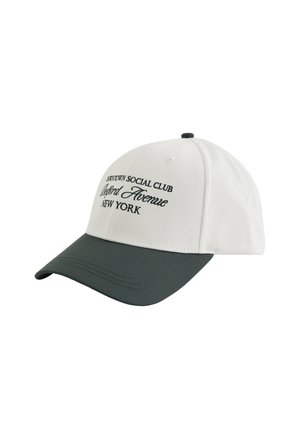 Casquette de baseball blanche et gris foncé avec un texte brodé noir sur le panneau avant indiquant "Downtown Social Club Bedford Avenue New York".