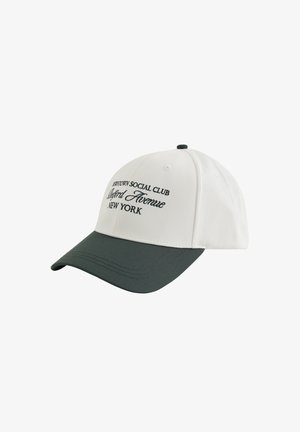 Valge ja tumehall pesapallimüts, mille esiküljel on musta kirjaga tikitud tekst "Downtown Social Club Bedford Avenue New York".