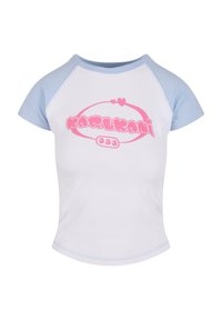Camiseta blanca de manga corta con mangas raglán azul claro que presenta un logotipo gráfico en rosa "KARL KANI" en un diseño redondeado.
