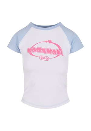 Valge lühikeste varrukatega T-särk helesiniste raglan varrukatega, millel on roosa graafiline logo "KARL KANI" ümmarguses disainis.