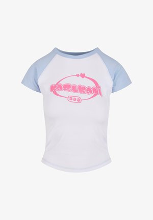 Valge lühikeste varrukatega T-särk helesiniste raglan varrukatega, millel on roosa graafiline logo "KARL KANI" ümmarguses disainis.