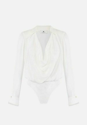 Body a maniche lunghe bianco con scollo a cascata drappeggiato, colletto e polsini aderenti con dettagli a bottoni, mostrato su sfondo bianco.