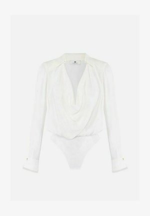 Body a maniche lunghe bianco con scollo a cascata drappeggiato, colletto e polsini aderenti con dettagli a bottoni, mostrato su sfondo bianco.