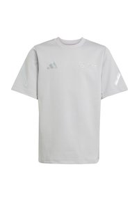 Camiseta gris de manga corta con cuello redondo, que presenta los logotipos de Adidas y Mercedes en acentos metálicos. Textura suave con corte holgado.