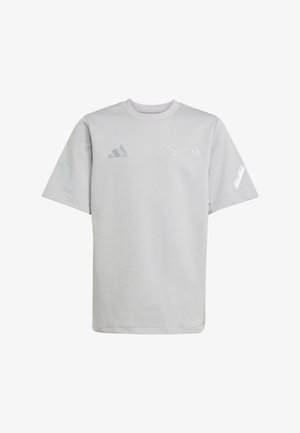 Grijze t-shirt met korte mouwen en ronde hals, met de Adidas- en Mercedes-logo's in metallic accenten. Gladde textuur met een losse pasvorm.