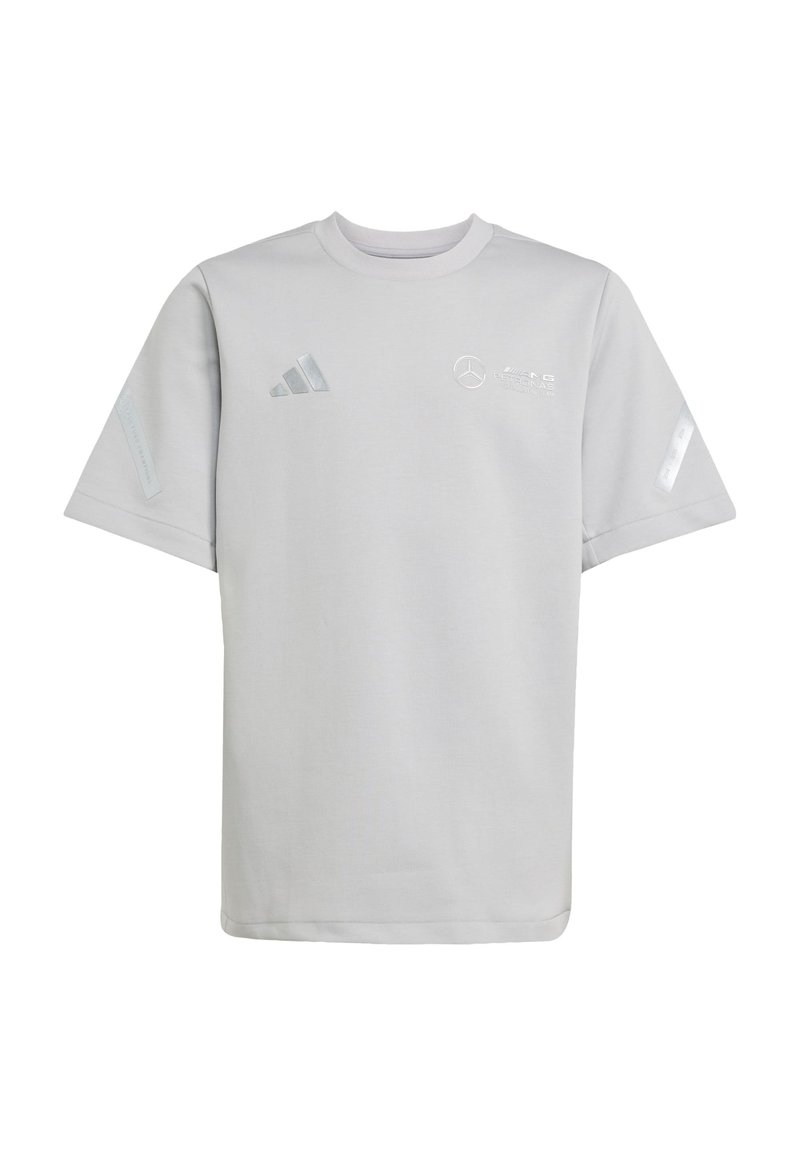 Camiseta gris de manga corta con cuello redondo, que presenta los logotipos de Adidas y Mercedes en acentos metálicos. Textura suave con corte holgado.