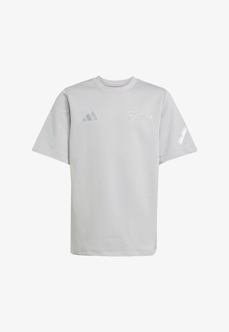 Camiseta gris de manga corta con cuello redondo, que presenta los logotipos de Adidas y Mercedes en acentos metálicos. Textura suave con corte holgado.