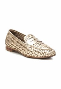 Mocassino in metallo dorato intrecciato con punta arrotondata e tacco piatto. Presenta una fascia decorativa e una superficie texturizzata con motivi intricati.