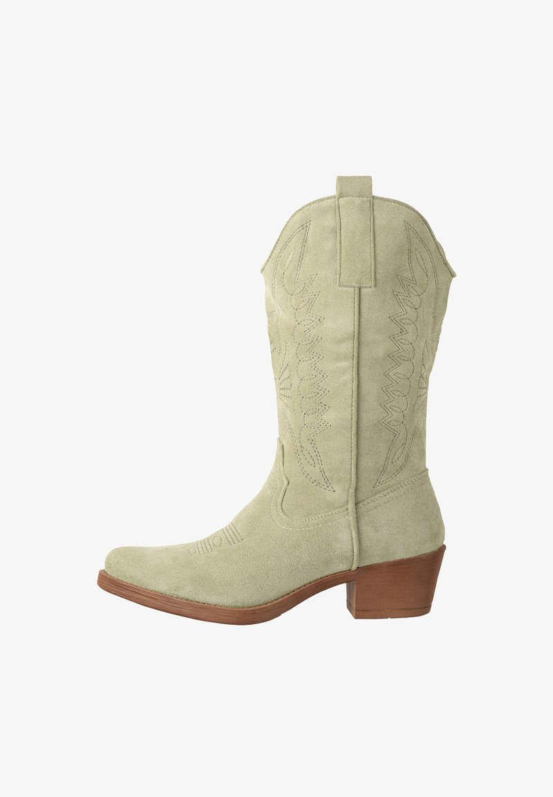 Suede kowbojskie buty w jasnym zielonym kolorze z haftowanymi detalami, ze spiczastym noskiem, nałożonym drewnianym obcasem i pętlami do łatwego zakładania.