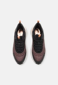 Černé a kovově bronzové sportovní boty s texturovaným burgundským pleteným svrškem, kontrastními černými akcenty a bílou podrážkou.