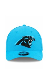 Casquette bleu clair en tissu avec un logo de panthère noire brodé à l'avant. Visière courbée et sangle ajustable à l'arrière.