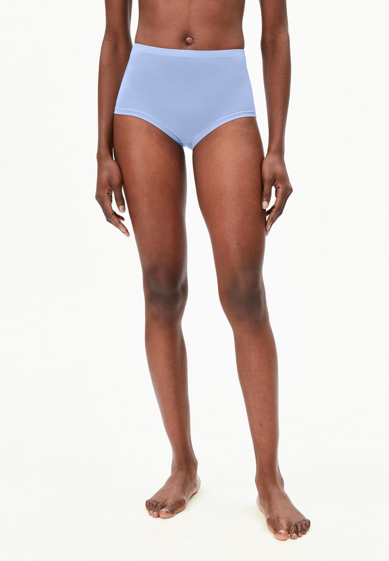 Culotte taille haute bleu clair en tissu doux, dotée d'un design sans coutures et d'une texture lisse, sans coutures ni accents visibles.