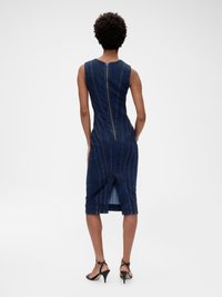 Denim kleita ar pieguļošu siluetu, ar aizmugurējo rāvējslēdzēju, sānu šķelumu un kontrastējošu šuvumu. Krāsa: tumši zila. Garums: līdz puslegiem.