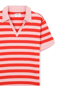 Polo a righe rosse e rosa con scollo a V e maniche corte. Realizzato in tessuto liscio con colletto a contrasto.