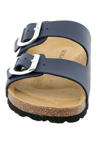 Infradito blu navy con due cinturini e fibbie argentate, suola in sughero e gomma nera testurizzata. Parte superiore in pelle liscia con finitura opaca.