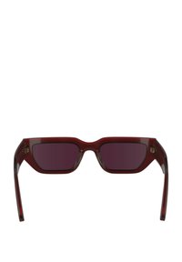 Occhiali da sole rettangolari con montatura rossa scura lucida e lenti viola oscurate, dotati di aste spesse con un accento dorato sul lato.