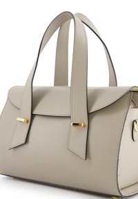 Beige Lederhandtasche mit strukturierter Form, ausgestattet mit zwei oberen Tragegriffen, einem Überschlagverschluss, goldenen Hardware-Akzenten und kontrastierenden Nähten.