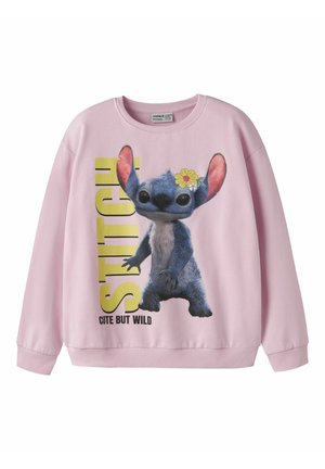 Sweat-shirt rose avec le personnage de dessin animé Stitch portant une fleur, grand texte jaune "STITCH," et texte plus petit "CUTE BUT WILD" sur le devant.