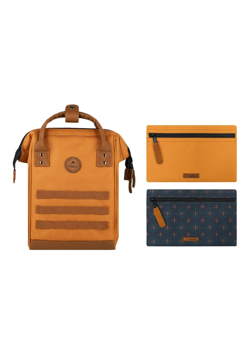 Oranger Canvas-Rucksack mit quadratischer Form, oberen Griffen, vorderem Riemen-Details und zwei Reißverschlusstaschen in passenden und gemusterten Designs.
