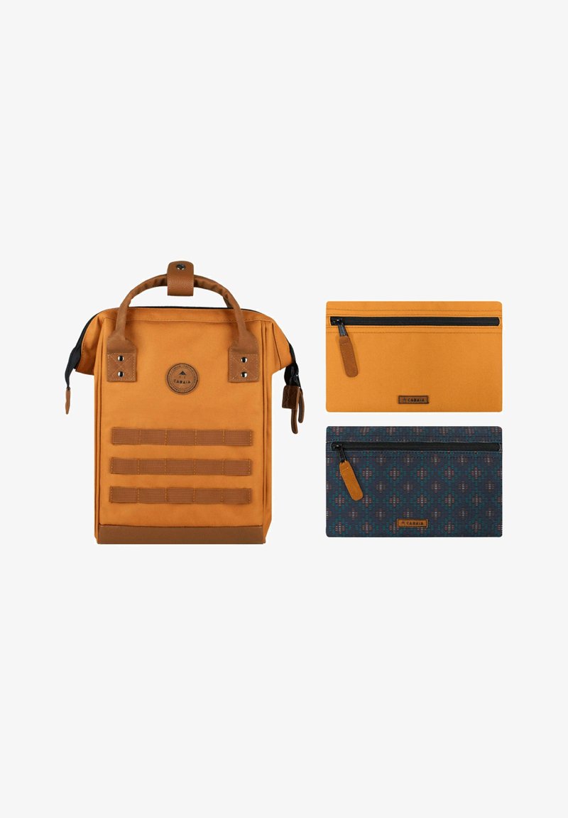 Oranger Canvas-Rucksack mit quadratischer Form, oberen Griffen, vorderem Riemen-Details und zwei Reißverschlusstaschen in passenden und gemusterten Designs.