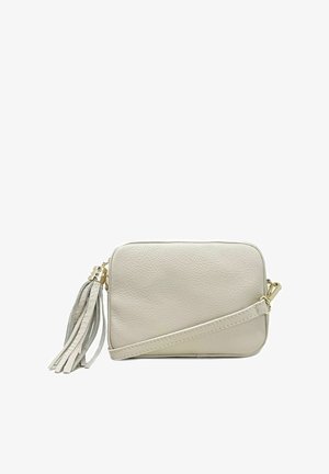 Kremowa skórzana torebka crossbody w kształcie prostokąta, z teksturowaną powierzchnią i dekoracyjnym frędzlem. Posiada złote akcesoria i regulowany pasek.