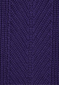 Close-up van paarse gebreide stof met een zigzagpatroon dat is gemaakt door afwisselend rechte steken en ribbels.