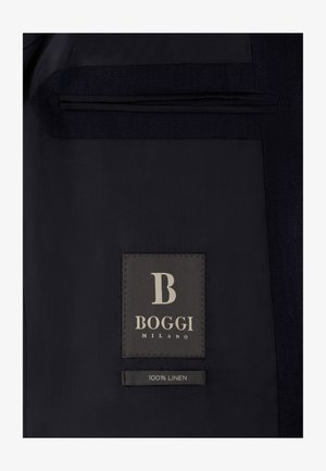 Dunkelblauer Jackeninnenseite mit einem aufgenähten Etikett mit der Aufschrift „B Boggi Milano“ und einem kleineren Etikett mit der Aufschrift „100 % Leinen“ unter einer Tasche.