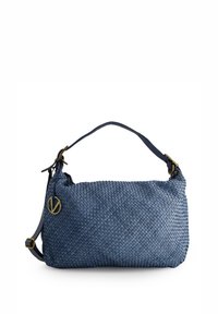 Geweven blauwe leren handtas met een gestructureerd oppervlak, verstelbare schouderriem, hardware in goudkleur en een logo-accent aan de voorkant.
