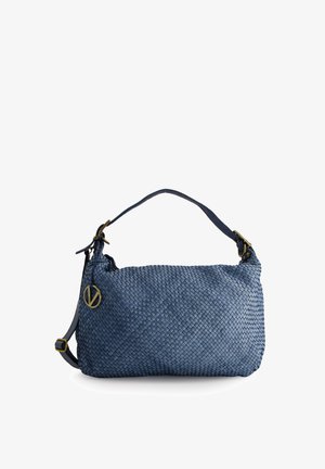 Vævet blå læderhåndtaske med en tekstureret overflade, justerbar rem, hardware i guldtoner og en logoaccent på forsiden.