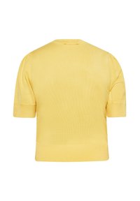 Suéter de punto amarillo de manga corta con cuello redondo y dobladillo acanalado. Textura suave con costuras sutiles y detalles de hombros abullonados.