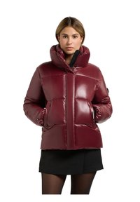 Bordeaux pufferjakke med høj krave, blank finish, firkantet design og frontlommer; har lynlås- og knaplukning.