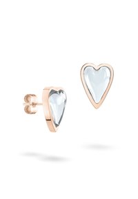 Herzförmige Steckerohrringe mit klaren Glassteinen, die in roségoldfarbenem Metall mit polierter Oberfläche gefasst sind.