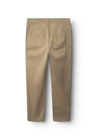 Pantaloni chino din bumbac bej, cu croială dreaptă a piciorului, având două buzunare la spate și o etichetă subtilă cu logo în apropierea taliei. Textură netedă.