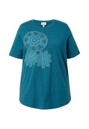 Türkisfarbenes T-Shirt mit kurzen Ärmeln, drei großen Spitzenblumenapplikationen auf der linken Brustseite und rundem Ausschnitt.