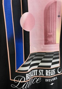 Abstract geometrisch ontwerp met verticale blauwe en zwarte strepen, een roze bol, een geblokte vloer en een boog met de tekst "BEYOZIT ST. REGIS" en "ISTANBUL".