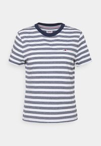 Vit kortärmad t-shirt för män med marinblå horisontella ränder, marinblå krage och en liten Tommy Jeans-logga på vänster bröst.
