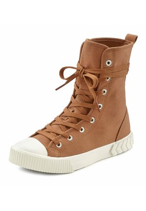 Brauner High-Top-Sneaker aus Canvas mit strukturierter Oberfläche, ausgestattet mit einer weißen Gummizehenpartie, Ösen und einer gerippten weißen Sohle.