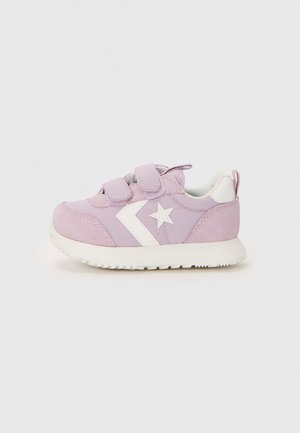 Sneakers lilla con accenti bianchi, realizzati in una combinazione di materiali scamosciati e tessili, dotati di due cinturini in velcro e di una suola in gomma testurizzata.