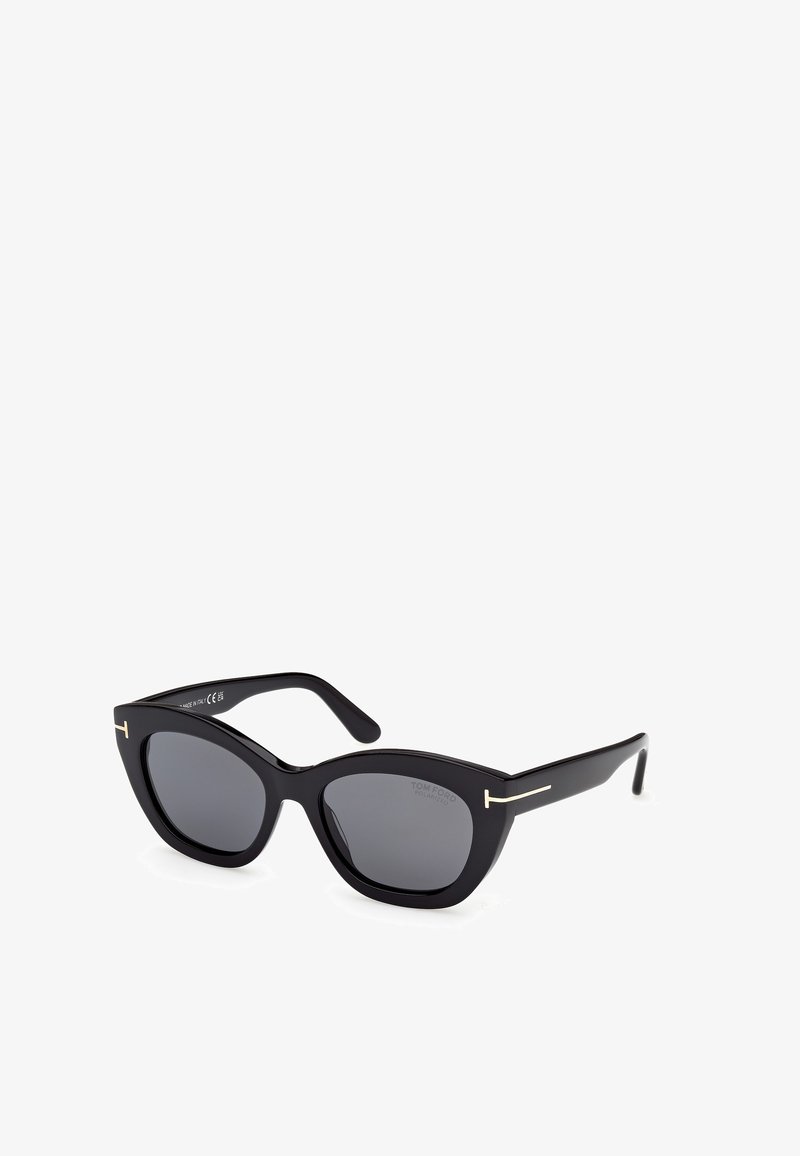 Gafas de sol de ojo de gato negras con lentes oscuros, que cuentan con un acabado brillante y sutiles acentos dorados en las monturas. Diseño clásico y material ligero.
