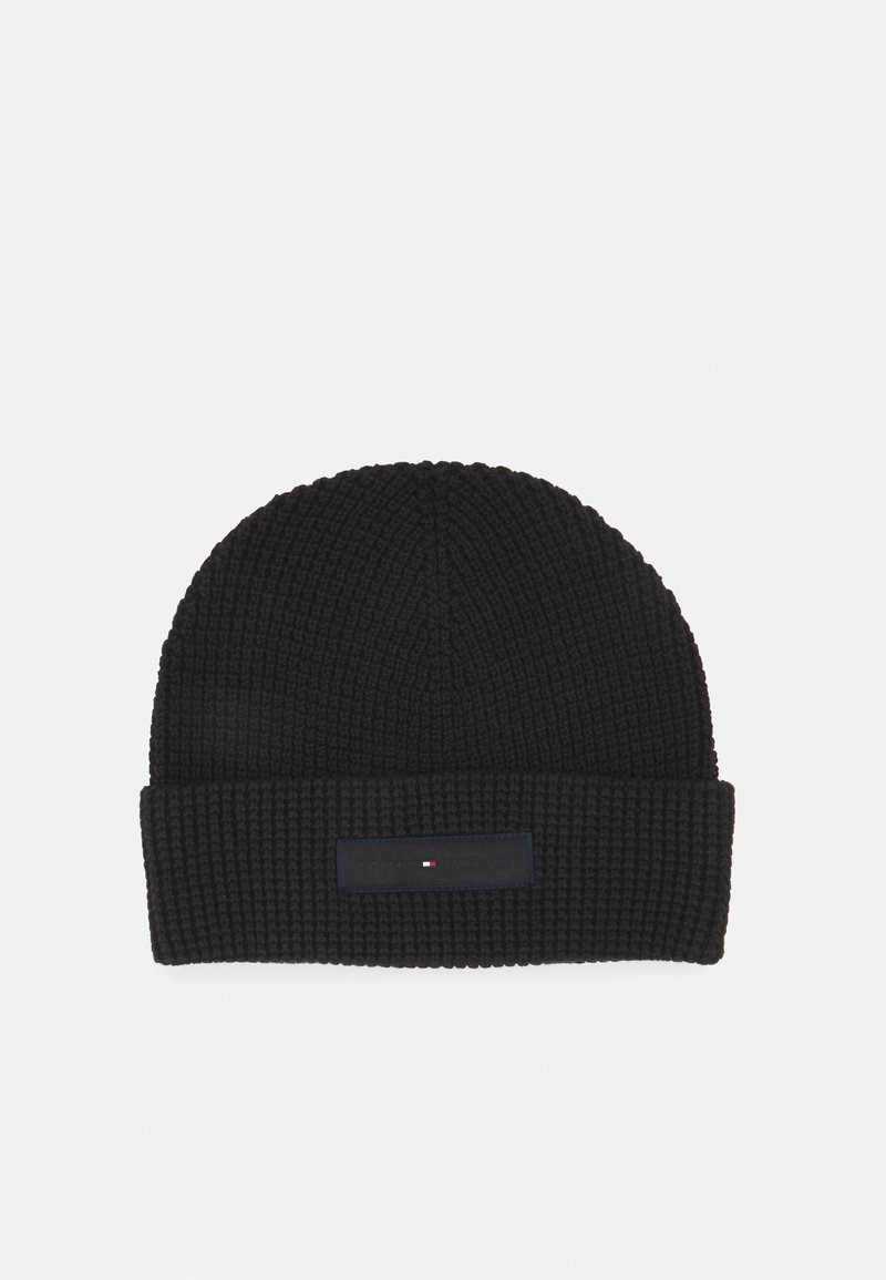 Bonnet en tricot noir avec un revers plié, orné d'un patch logo rectangulaire au centre avant.